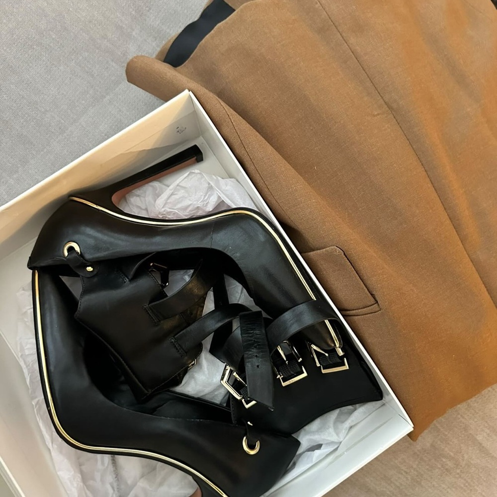 SCHUTZ: Black Heeled Shoes with Buckle Detail